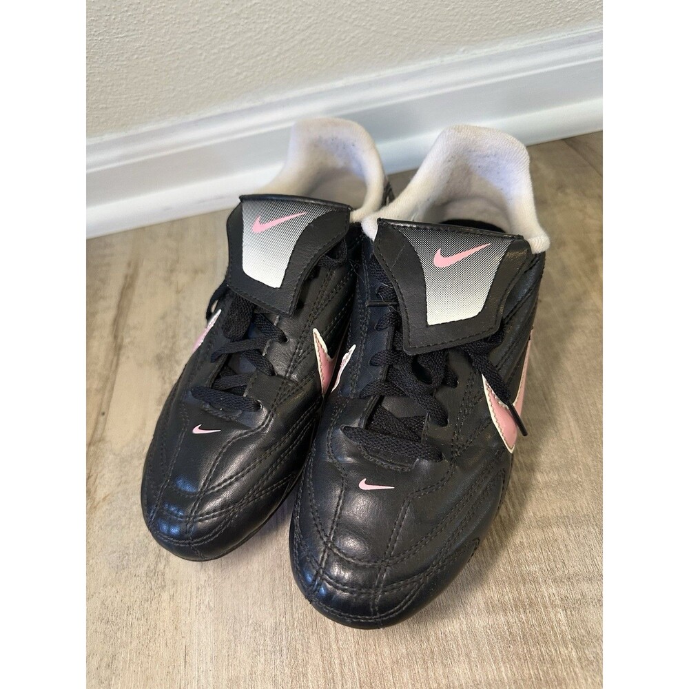 Girls Nike Black Quilted Soccer Cleats With Pink Swoosh Size Youth 3.5